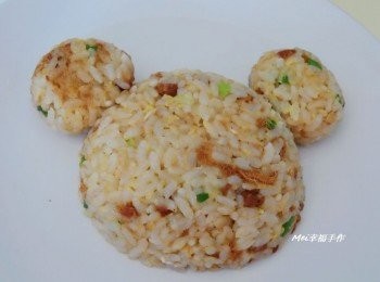 step3: 接著用保鮮膜捏出二顆圓球當成耳朵