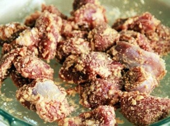 step2: 將里肌肉切約3*3cm小塊，倒入醬油米酒略醃，加入地瓜粉用手拌勻將地瓜粉充份包裹在肉塊上。