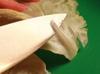 step2: 高麗菜切去部份硬梗，放入滾水中川燙取出。