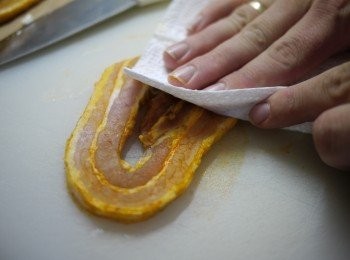 step2: 控肉先把水分及超市已醃漬的味道去除。