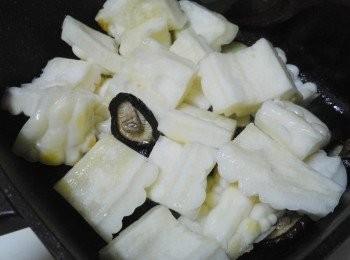 step3: 3.接著將可苦瓜拌炒均勻ˊ讓苦瓜略為過油後ˊ
將多餘油脂倒出一些