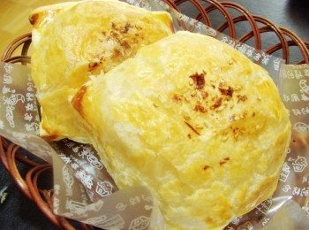 step6: PS:麵團因為還會發酵變大ˊ所以覆蓋的起酥皮一定要要比麵團大些ˊ 稍為壓扁再放上起酥皮ˊ表面較平整ˊ成品也會比較漂亮哦~ 口感鬆軟ˊ起酥皮香酥ˊ完全不輸麵包店的ˊ 喜歡的ˊ跟著歐巴桑亂亂搞囉~^^