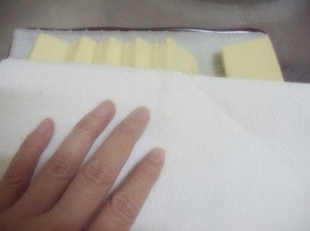 step2: 用餐巾紙確實擦乾水份