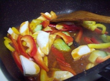 step5: 10. 接著加入紅椒1/3個ˊ黃椒1/3個ˊ小黃瓜1/2根ˊ杏鮑菇2根ˊ辣椒ˊ 及所有<span class="group_3">調味</span>ˊ全部拌勻煮滾