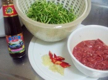 step1: 準備好所需<span class="group_1">材料</span>ˊ豆苗洗淨ˊ牛肉以<span class="group_2">牛肉<span class="group_3">調味</span></span>拌勻(油待入鍋前再加即可) 薑ˊ蒜ˊ辣椒ˊ蔥ˊ處理好備用