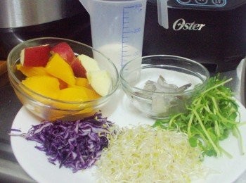 step1: 準備好所需<span class="group_1">材料</span>ˊ蝦子開背去腸泥ˊ所有蔬菜洗淨ˊ紫高麗菜切絲ˊ 蘋果ˊ芒果切小塊ˊ醬汁調味先備妥備用