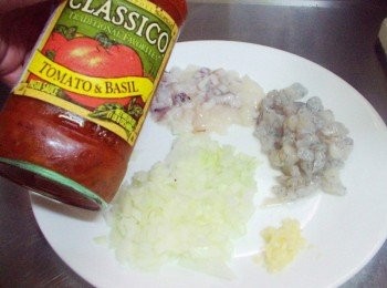 step4: 運用手邊方便工具壓出小圓狀麵皮ˊ然後鋪放於烤盤上(可以用烘焙紙墊著ˊ以防沾粘) 然後靜置一下ˊ約15分鐘