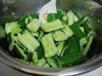 step4: 步驟3拌勻後加入鹽再次拌勻