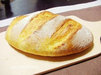 step6: 因為一般家用烤箱都沒有石板ˊ 所以運用高一點的溫度來達到皮脆內Q軟的效果ˊ 方法簡單ˊ但效果好ˊ成品也非常好吃ˊ 是我目前覺得最方便輕鬆的方式。 重點是最好現做現吃ˊ 如果需擺放一段時間ˊ 就保留些ˊ不用烤到完全上色ˊ 等要吃時再回烤3~4分鐘即可。