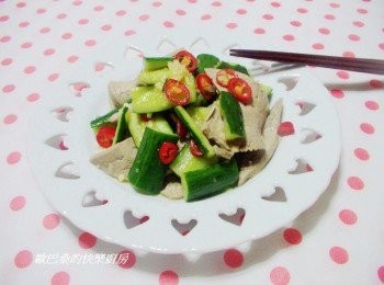 step8: 先放糖再放鹽有點顛覆一般做法ˊ 但大家真的沒看錯ˊ 因為糖有很強的滲透壓ˊ確實可以幫助快速入味ˊ 又讓小黃瓜保有清脆口感ˊ同樣的做法ˊ 只是改變一下順序就能有意想不到的效果呦。 小黃瓜清脆爽口加上豬肝鮮嫩口感ˊ褡上酸甜帶點辛辣的風味ˊ 很是開味迷人呢~醬油用量雖然不多ˊ(因為只要少許醬色) 但有畫龍點睛的效果ˊ除了提味也讓菜色更美ˊ不會感覺太死白喔。