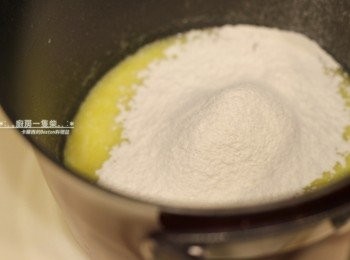 step3: 鮮奶+ 無鹽奶油以小火加熱至65度C，關火。加入過篩的低筋麵粉拌勻