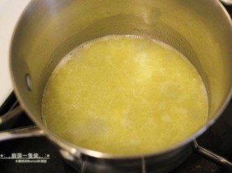 step3: 清水、鹽、無鹽奶油放入一小鍋中，放於瓦斯爐上以中小火煮至沸騰後，轉小火。