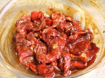 step2: 將牛肉片放入醃醬中, 攪拌均勻後醃15分鐘備用