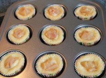 step3: 取迷你瑪芬模, 放入杯模, 填入8分滿的麵糊, 烤箱預熱200度C, 烤6分鐘後, 取出放少許的果醬在中間, 再繼續烤6-8分鐘到熟