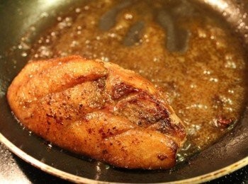 step4: 一邊煎一邊用小湯匙把鴨油淋在鴨皮上