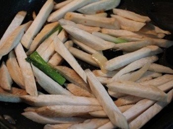 step2: 加入杏鮑菇 ** 此時加入少許的鹽巴可以幫助杏鮑菇釋放水分