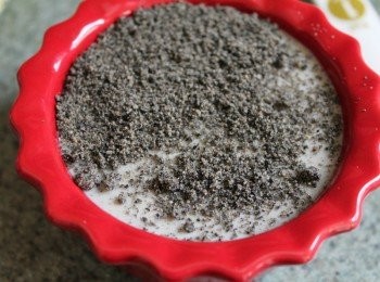 step5: 食用前在甜點杯表面灑上黑芝麻粉後, 裝飾蔬菜花或香草葉即為盆栽甜點