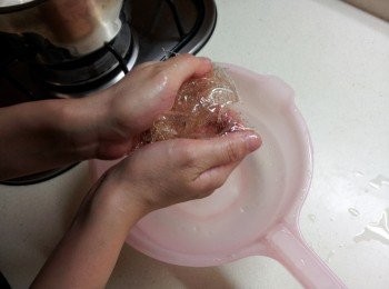 step3: 將1擰乾加入2拌勻再加入動物鮮奶油拌勻,倒入杯中放冰箱凝固