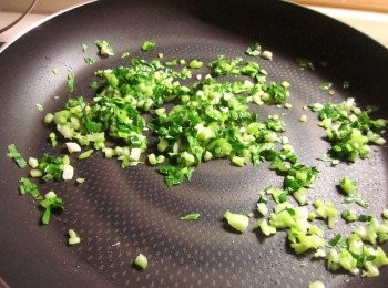 step4: 起油鍋爆香蒜頭末,加入碎清江菜拌炒一下,隨即起鍋