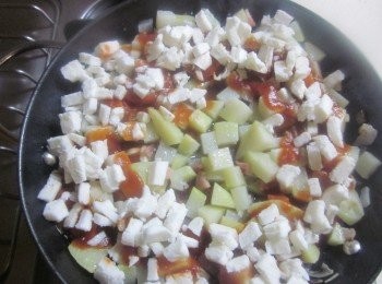 step4: 續在周圍灑上起司丁