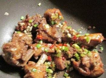 step5: 鍋中留少許油爆香蒜末及蔥末,放入4.鴨肉同炒,再加入五香粉1小匙,黑胡椒0.5小匙.辣椒末適量及九層塔.塩適量,快炒後起鍋即可上桌