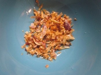 step4: 炒至紅葱頭片及蒜頭片開始轉黃(否則易焦會苦)立刻撈起