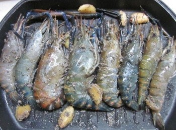 step1: 蝦子洗淨用廚房紙巾擦乾放進平底鍋中,鍋中不需放油,兩面均勻的灑上米酒、塩、拍過的大蒜及黑胡椒,蓋鍋蓋(中途不掀蓋)以中小火煮8-10分鐘即可(視蝦子的大小隻而定)