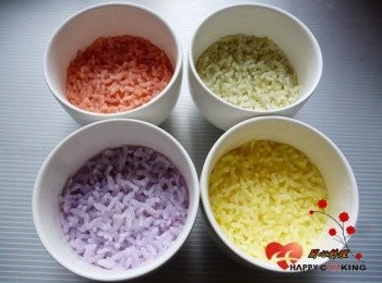 step1: 彩色米分別放入4個杯子中用電鍋一杯水蒸熟取出<span class="group_2">調味</span>