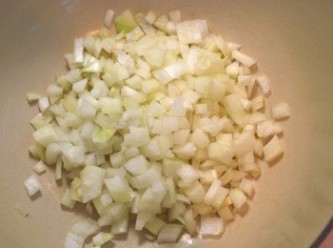 step4: 取一厚底鍋加熱橄欖油，小火將洋蔥丁炒軟至表面金黃焦糖化
