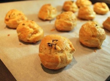 step12: 取出烤好的泡芙置於網架上放涼，食用前撒上鹽之花提味即可