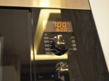 step4: 放入微波爐以 600W火力加熱 7分鐘。