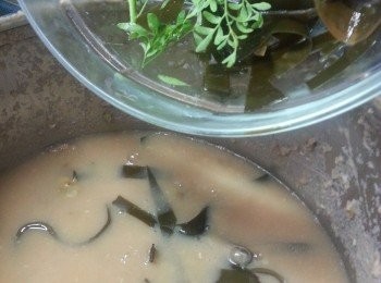 step4: 煮好30分鐘後待高速煲排走氣後才可開蓋,加入海帶.臭草煮15分鐘