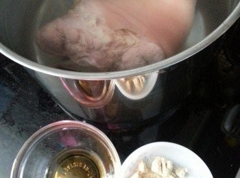 step2: 再煮另一煲滾水, 放入已出水的鹹豬手,用1湯匙雞粉,1茶匙鹽,1湯匙酒大火煮半小時, 轉慢火煮一小時,用筷子插入鹹豬手最厚肉的部份, 測試是否夠腍, 筷子能插入即可