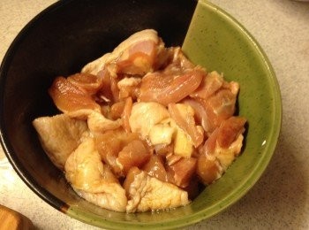 step2: <a href="https://bit.ly/2ZxapeY" target="_blank" data-keyword="雞扒" class="guide-link"><strong>雞扒</strong></a> <span style="display:inline-block;vertical-align:middle;margin-top:-3px;color:initial;border-radius:3px;padding:2px 3px;font-size:12px;line-height:14px;background:#87d300;color:#fff;">即買</span> 解凍洗淨切粒，醃10分鐘