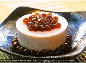 step3: 將粉圓直接放在黑木耳鮮奶凍上，可依個人喜好自行決定擺放位置。