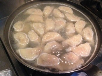 step6: 另取滾水放入水餃，待熟成即可。