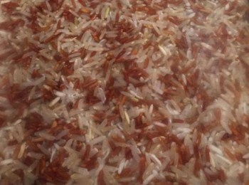 step4: 三色米用水浸透約半小時後瀝去水份（用白米不需浸）。