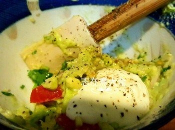 step4: 再加入蛋黃醬、鹽及黑胡椒拌勻，放入雪櫃半小時備用