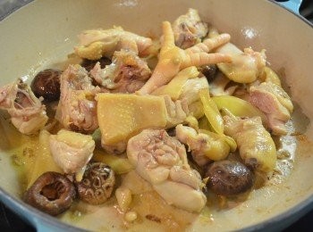 step2: 然後放入雞塊和香菇炒至雞塊半熟。