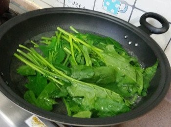 step1: 滾水煮1分鐘，　撈起，　浸凍水中．　
待冷卻後搾乾.　 /    菜莖切段留拌飯用