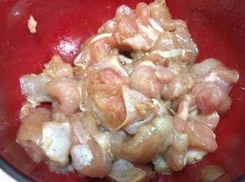 step2: 雞肉粒用少許生抽、雞粉、糖、胡椒粉、麻油、生粉、油攪勻，醃約10-15分鐘