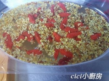 step5: 將液體倒入元寶盤內，在室溫後放涼，再攪拌一下液體，令桂花可以平均分佈，然後放入雪櫃雪約2 - 3小時至完全凝固。