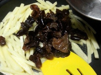 step4: 再落雲耳炒勻
