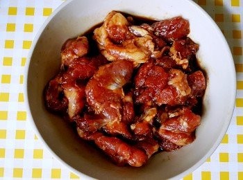 step1: 胛心豬肉切成適合大小塊放上1大匙的醬油與白胡椒粉醃製一下入味