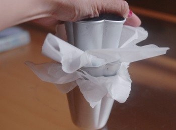 step5: 將烘焙紙剪成正方形，放在蛋糕模上，再用另一個蛋糕模壓下，那便鋪好烘焙紙。也可用馬芬muffin模的