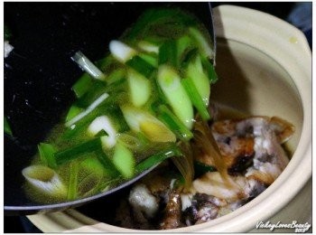 step5: 接著再將醬汁倒至巳裝魚塊的燒燒鍋內，蓋上鍋蓋續煮約５分鐘 使魚塊可以吸收醬汁