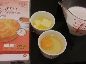 step1: 金像牌菠蘿包預拌粉一盒, 將水改為鮮奶另加一隻蛋同放麵包機,跟盒指示做