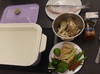 step1: Bruno注入熱水1000ml，火力選大火 ，準備材料：檸檬葉需撕碎, 南薑切片或拍扁, 青檸頭尾榨汁, 檸檬中段切片, 蔥切段備用，如愛辣可將辣椒切絲。