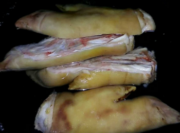 step1: 豬手洗乾淨，再放入水中煮三次，加點醋，去腥。