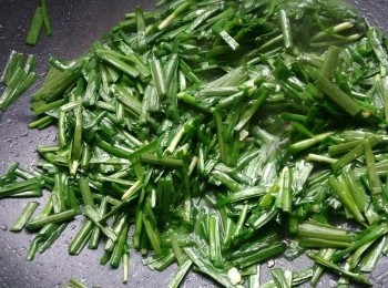 step4: 在倒入油，大火，溫度也100多以上，倒入韭菜快速翻炒，炒幾下倒點料酒，接著翻炒幾下，可以倒入雞蛋，炒散，加入一點，雞精，味精，這兩調味本身就會鹽，所有吃清淡的就不用放鹽。